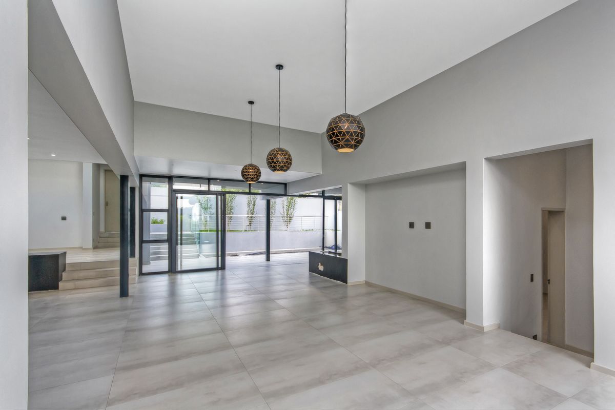 A Magnificent Family Haven in Waterfall Country Estate - Photo 4