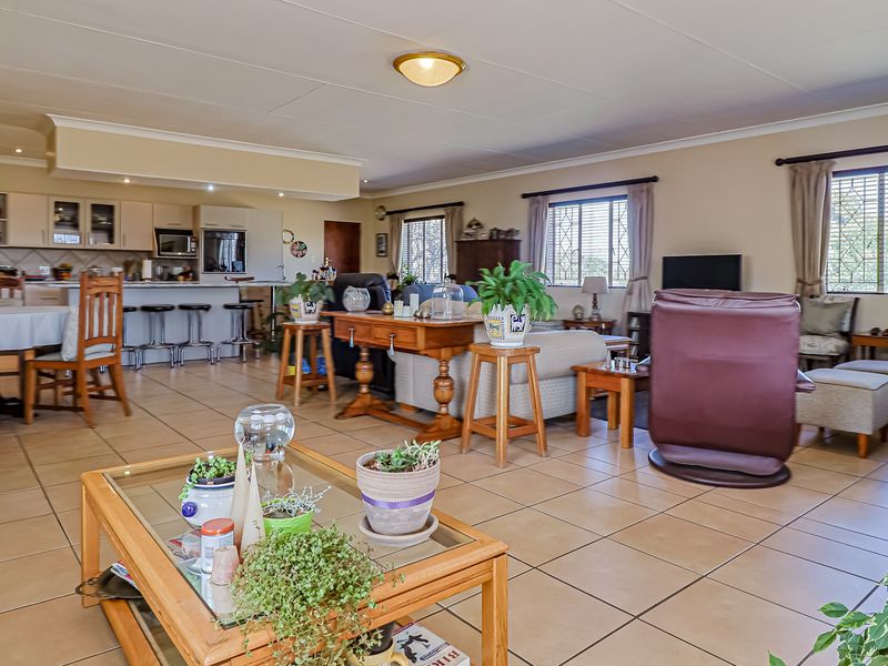 The Best of Both Worlds: A Modern Family Sanctuary with Unlimited Potential - Photo 5