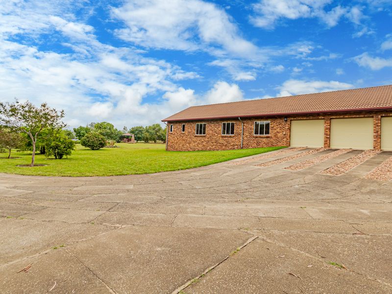 The Best of Both Worlds: A Modern Family Sanctuary with Unlimited Potential - Photo 4