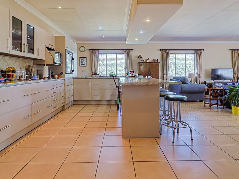 The Best of Both Worlds: A Modern Family Sanctuary with Unlimited Potential - Photo 8