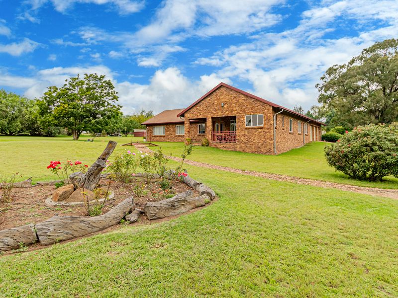 The Best of Both Worlds: A Modern Family Sanctuary with Unlimited Potential - Photo 2