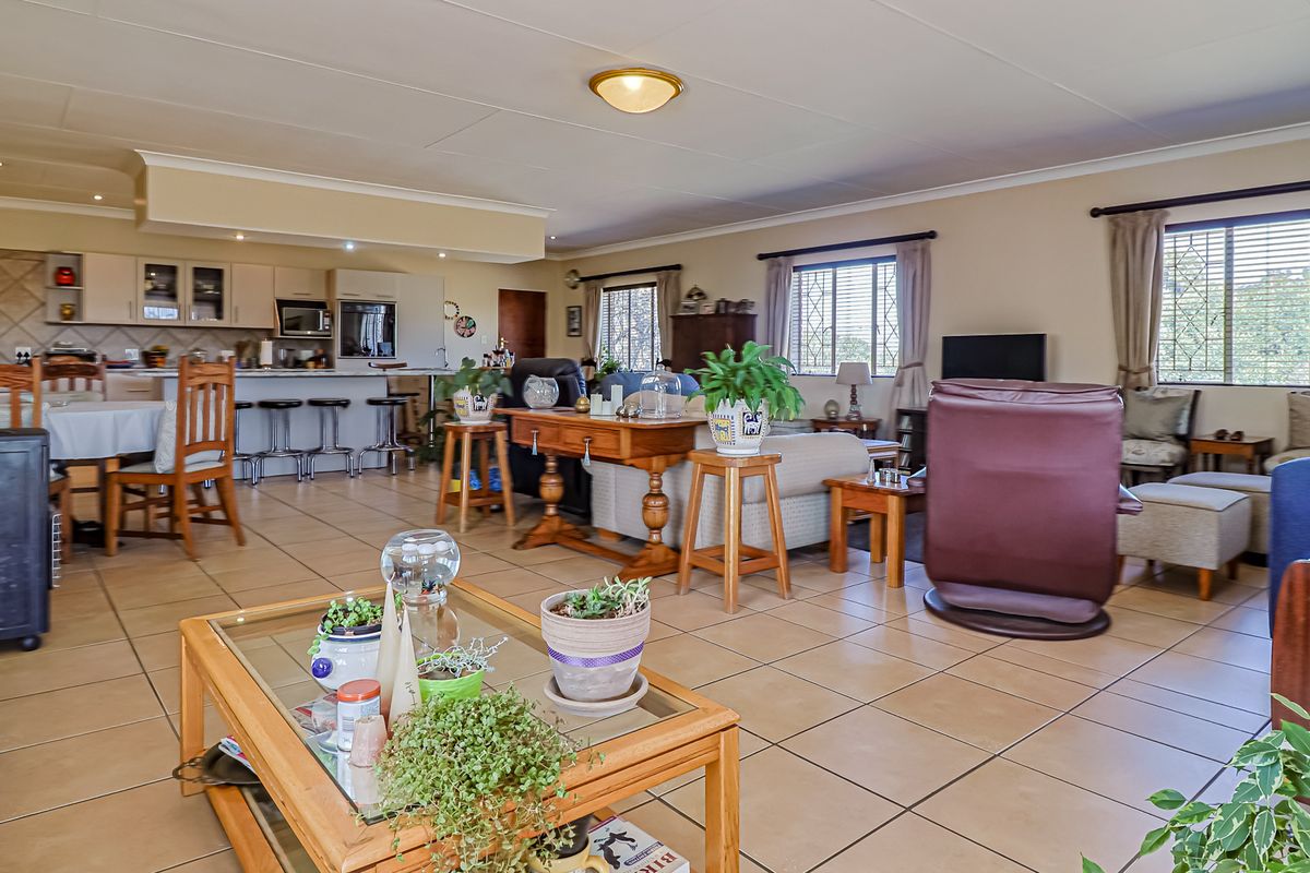 The Best of Both Worlds: A Modern Family Sanctuary with Unlimited Potential - Photo 5