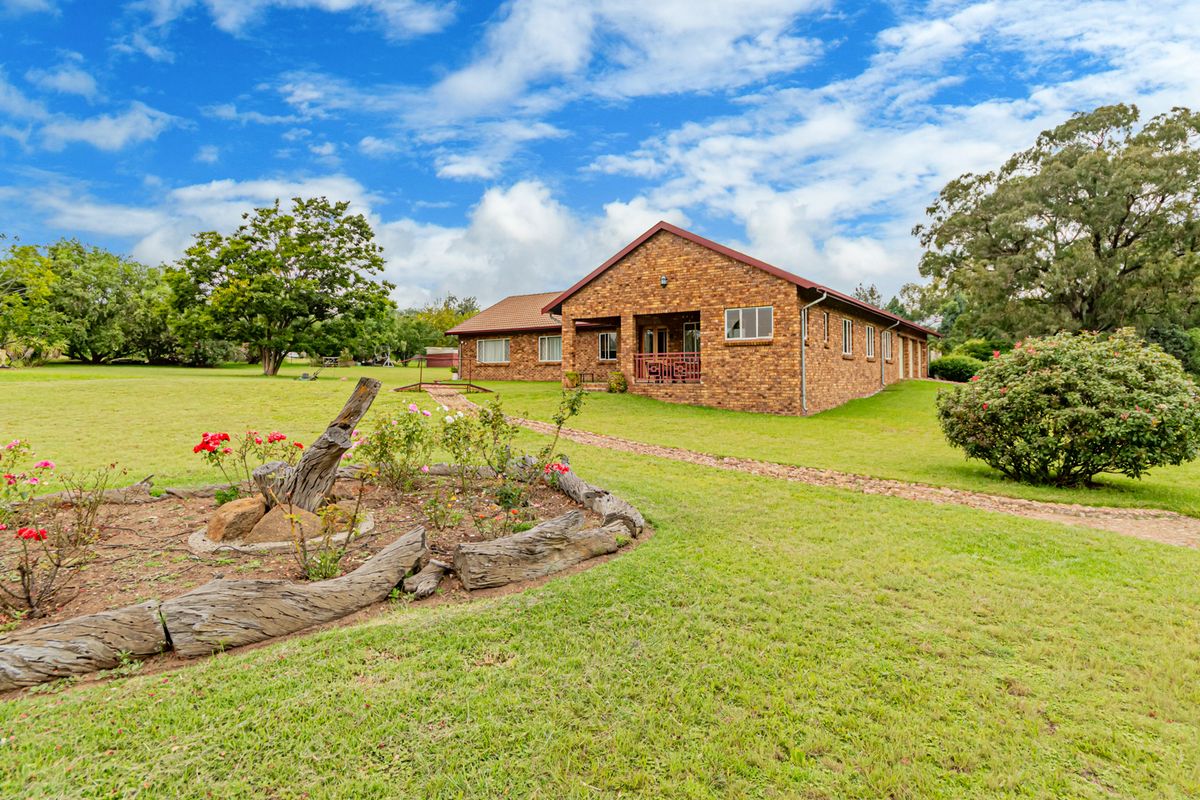 The Best of Both Worlds: A Modern Family Sanctuary with Unlimited Potential - Photo 2