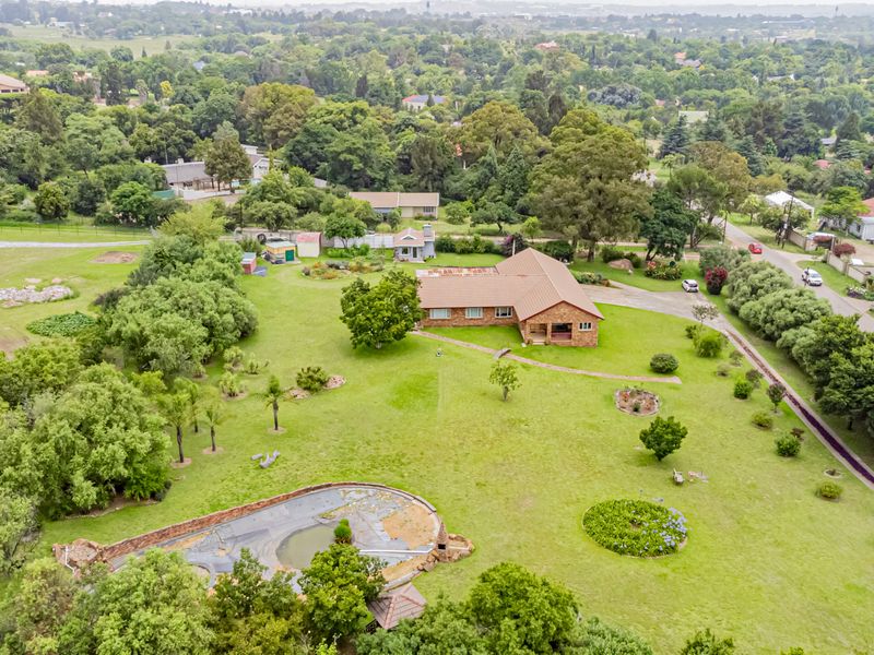 The Best of Both Worlds: A Modern Family Sanctuary with Unlimited Potential - Photo 1