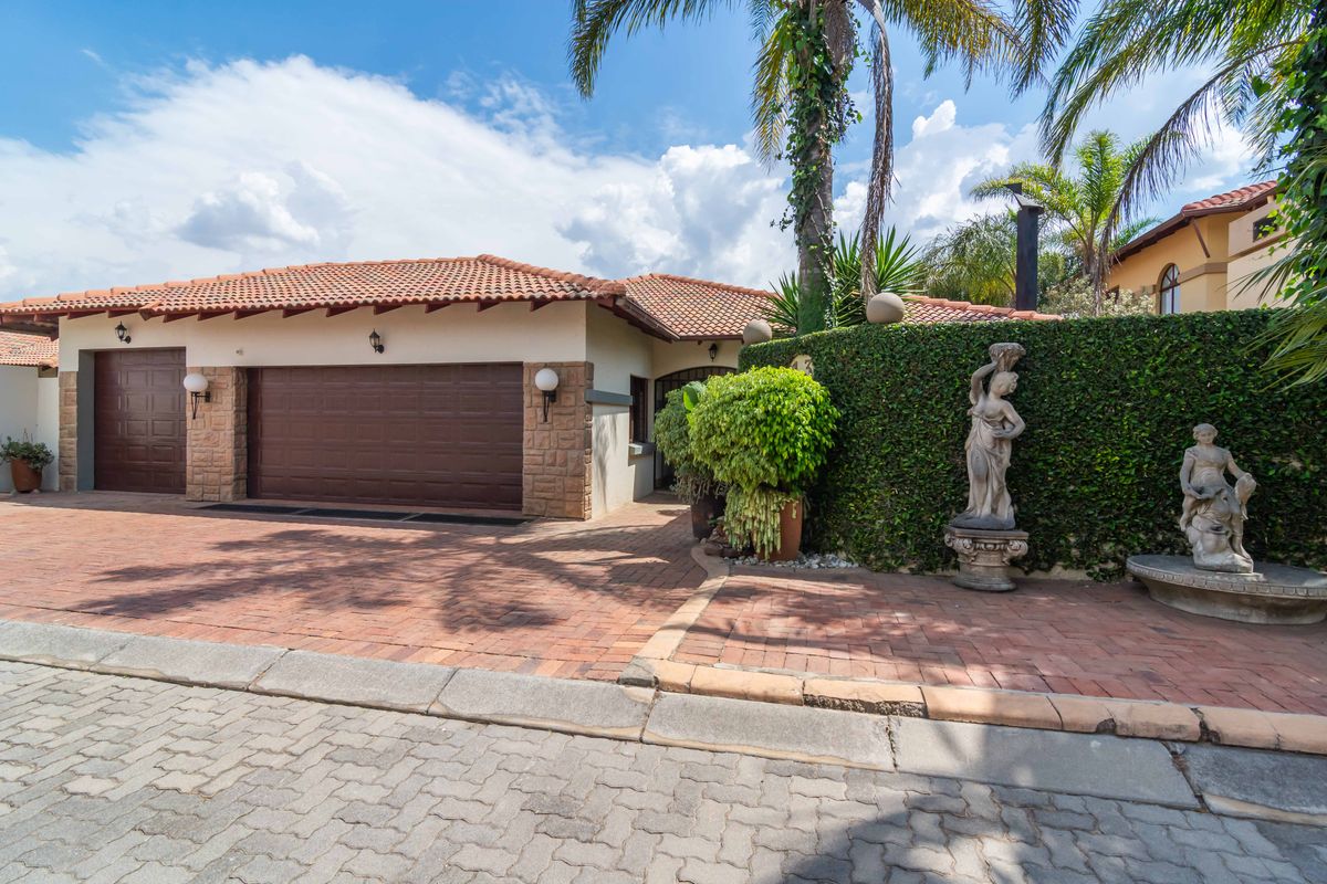 Charming Full Title Home in a Secure Pet-Friendly Complex! - Photo 2