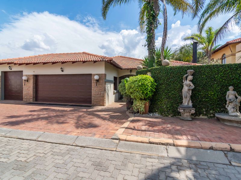 Charming Full Title Home in a Secure Pet-Friendly Complex! - Photo 2