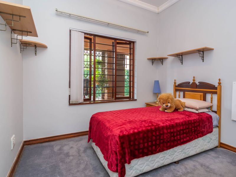 Charming Full Title Home in a Secure Pet-Friendly Complex! - Photo 10