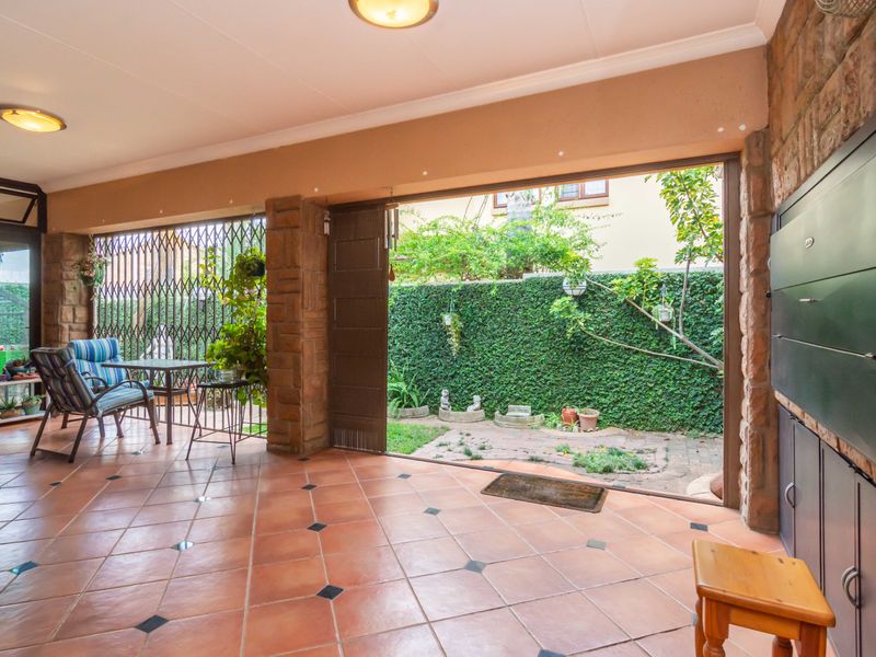 Charming Full Title Home in a Secure Pet-Friendly Complex! - Photo 7