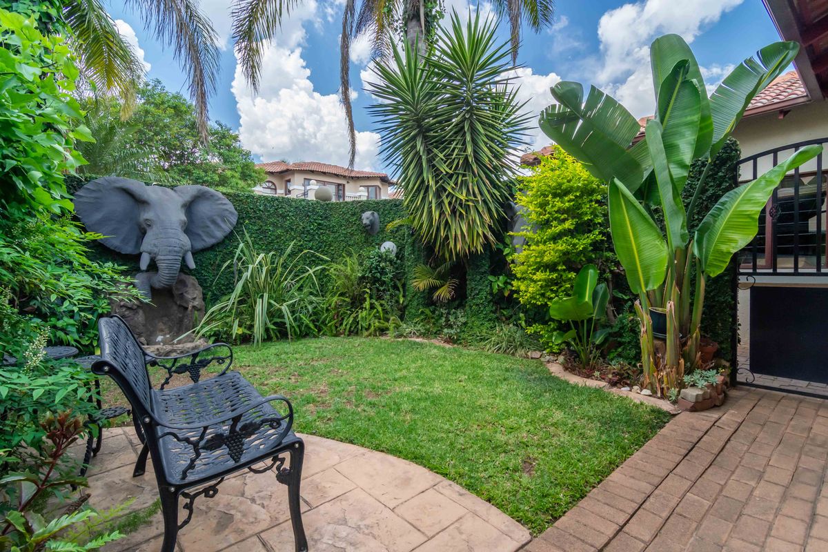 Charming Full Title Home in a Secure Pet-Friendly Complex! - Photo 3