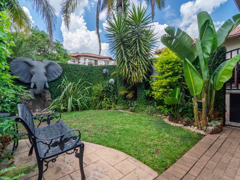 Charming Full Title Home in a Secure Pet-Friendly Complex! - Photo 3