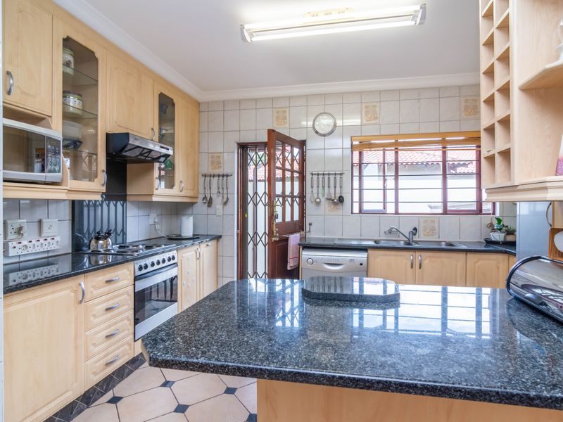 Charming Full Title Home in a Secure Pet-Friendly Complex! - Photo 5