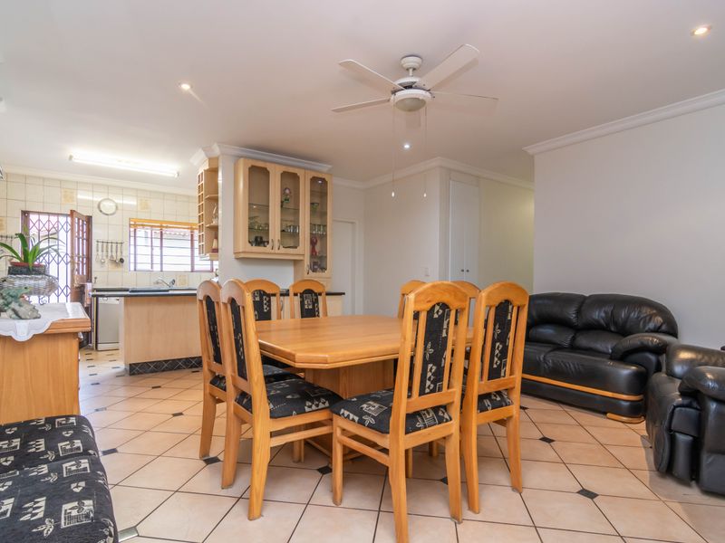 Charming Full Title Home in a Secure Pet-Friendly Complex! - Photo 4