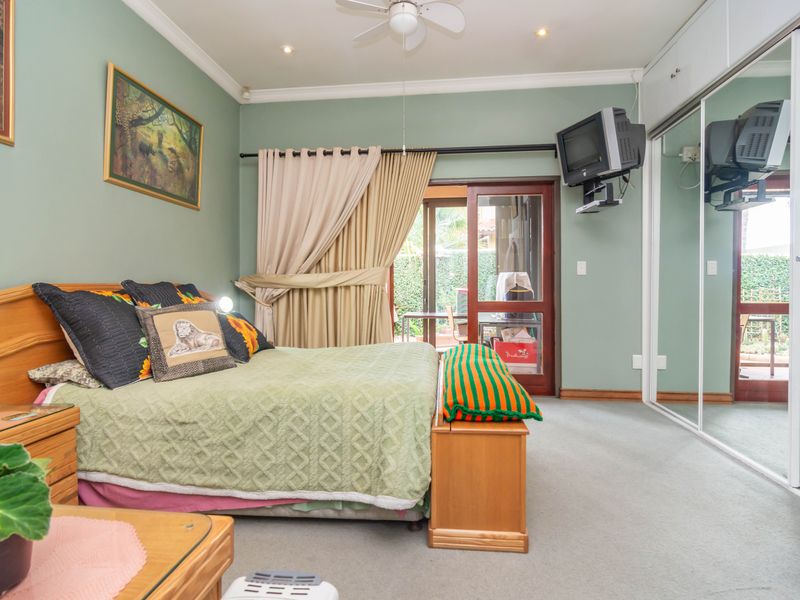 Charming Full Title Home in a Secure Pet-Friendly Complex! - Photo 9