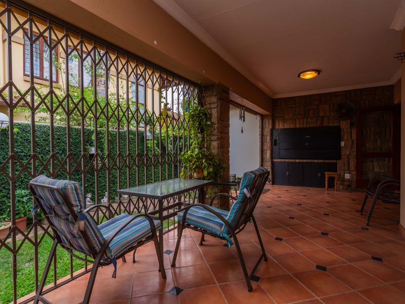 Charming Full Title Home in a Secure Pet-Friendly Complex! - Photo 8