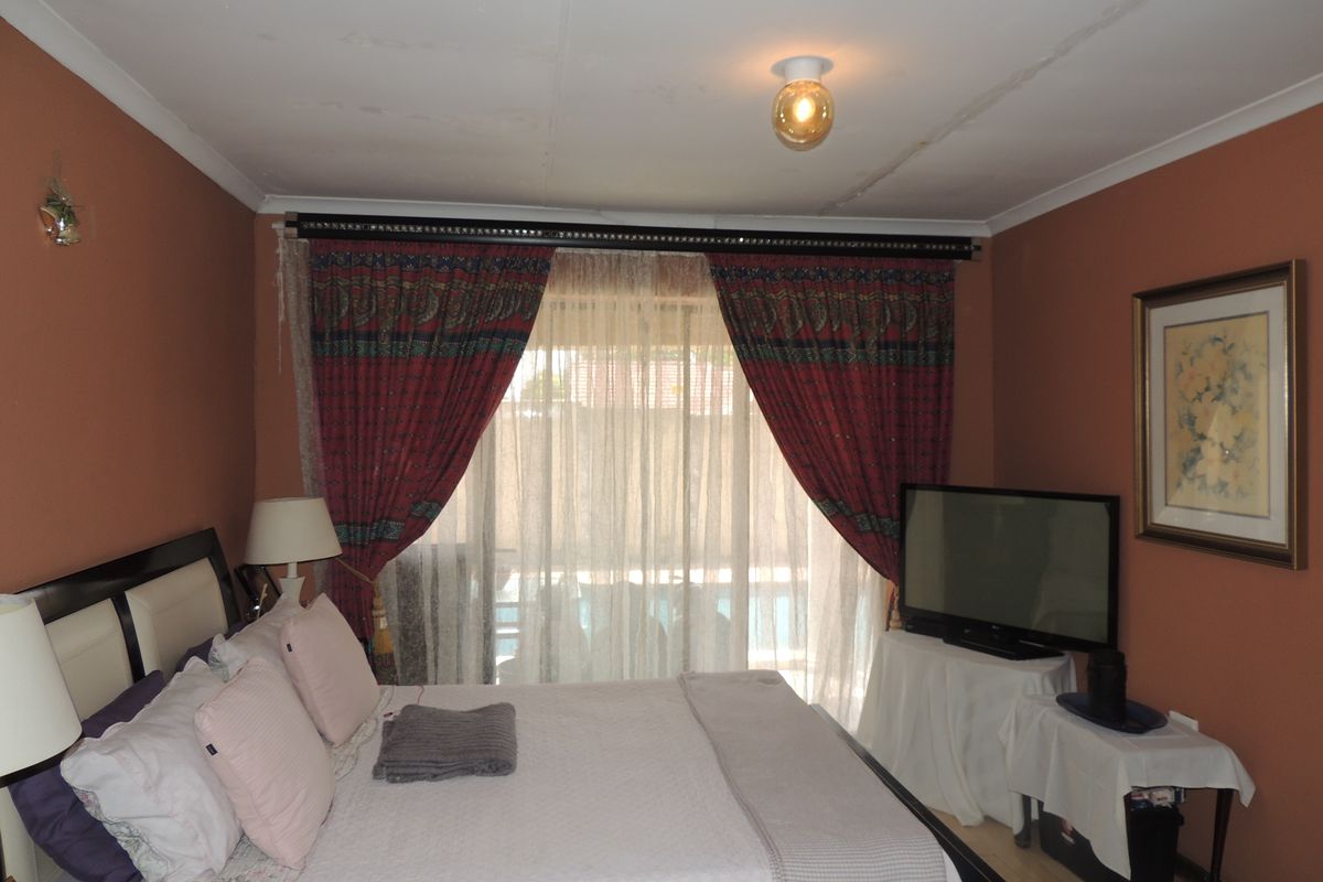 Charming Family Retreat with Entertainment Potential - Photo 2