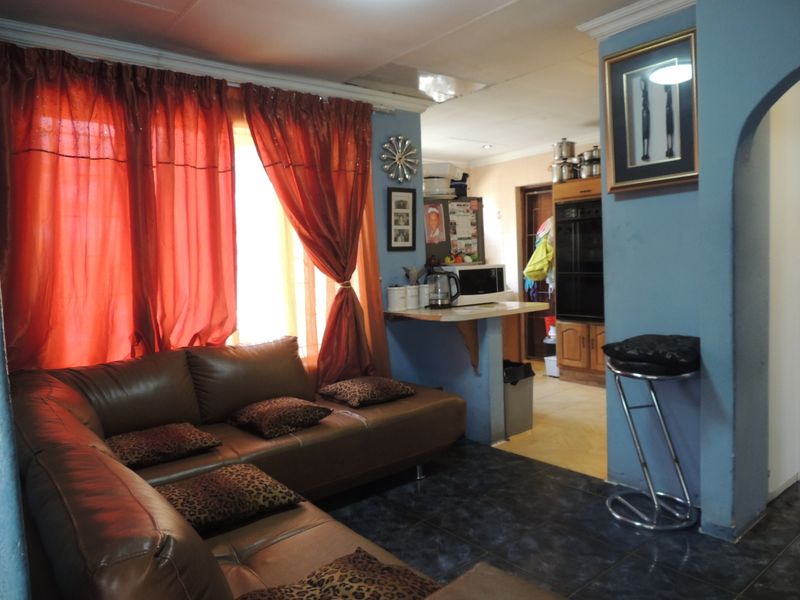 Charming Family Retreat with Entertainment Potential - Photo 10