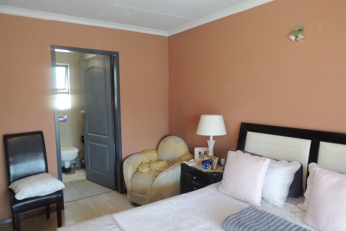 Charming Family Retreat with Entertainment Potential - Photo 3