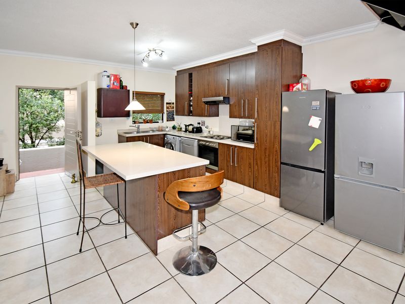 A Rare, Grand-Scale Loft Apartment in the Heart of Lonehill - Photo 4