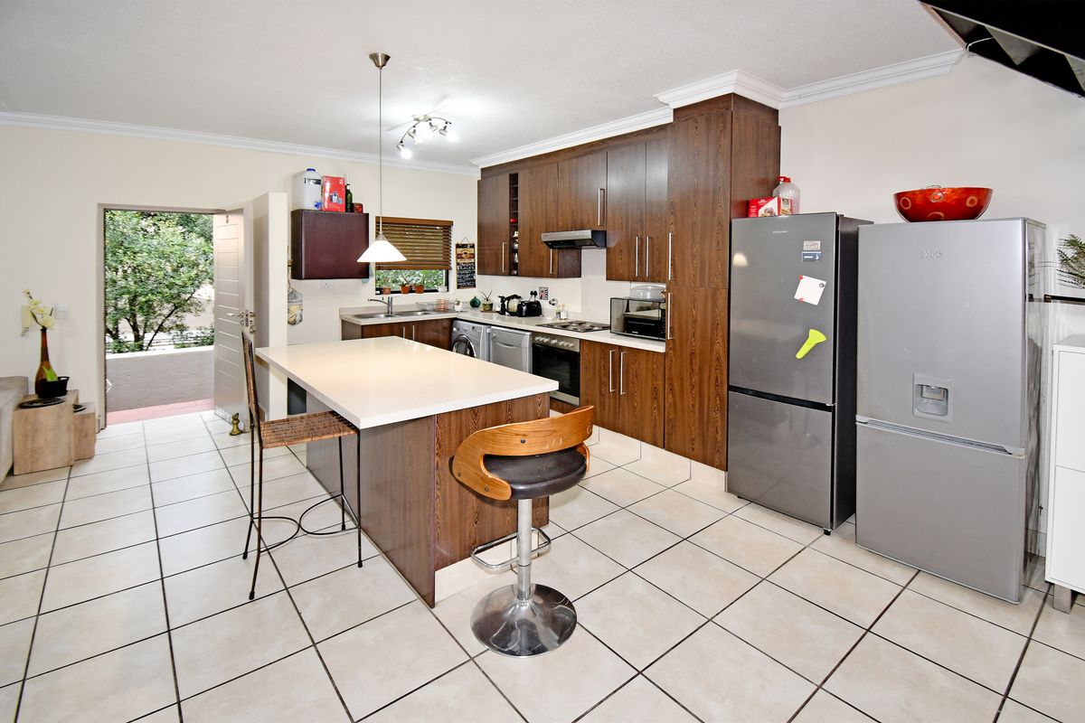 A Rare, Grand-Scale Loft Apartment in the Heart of Lonehill - Photo 4