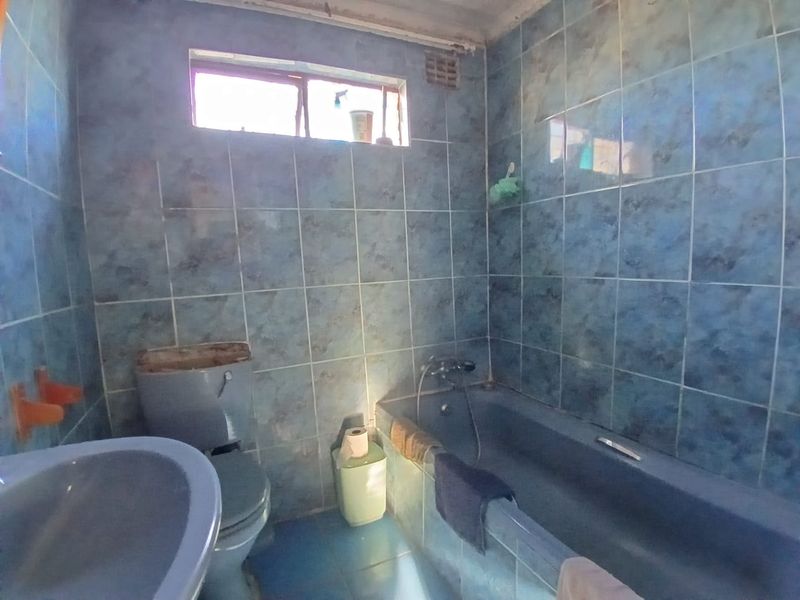 Family Home - Photo 9