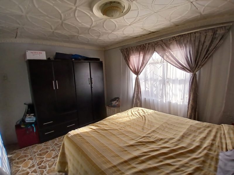 Family Home - Photo 8