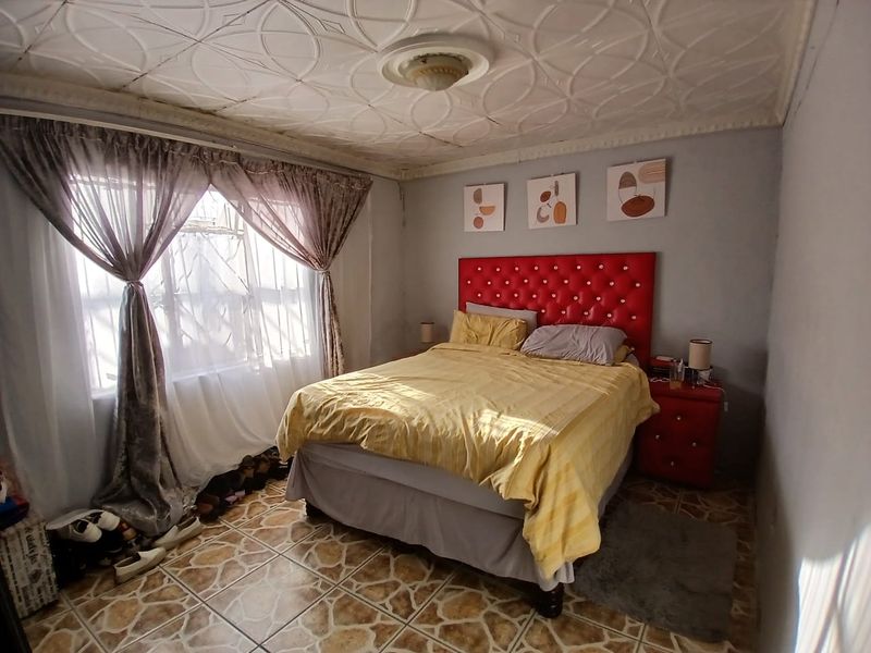 Family Home - Photo 7