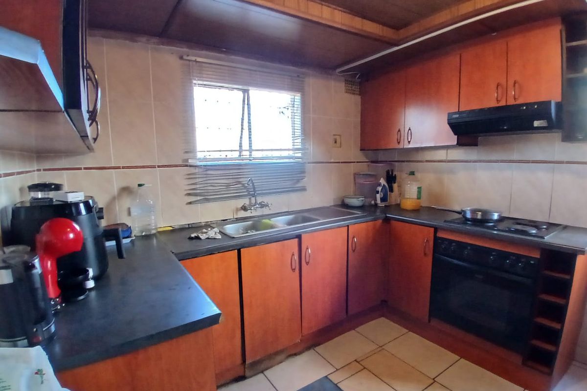 Family Home - Photo 4