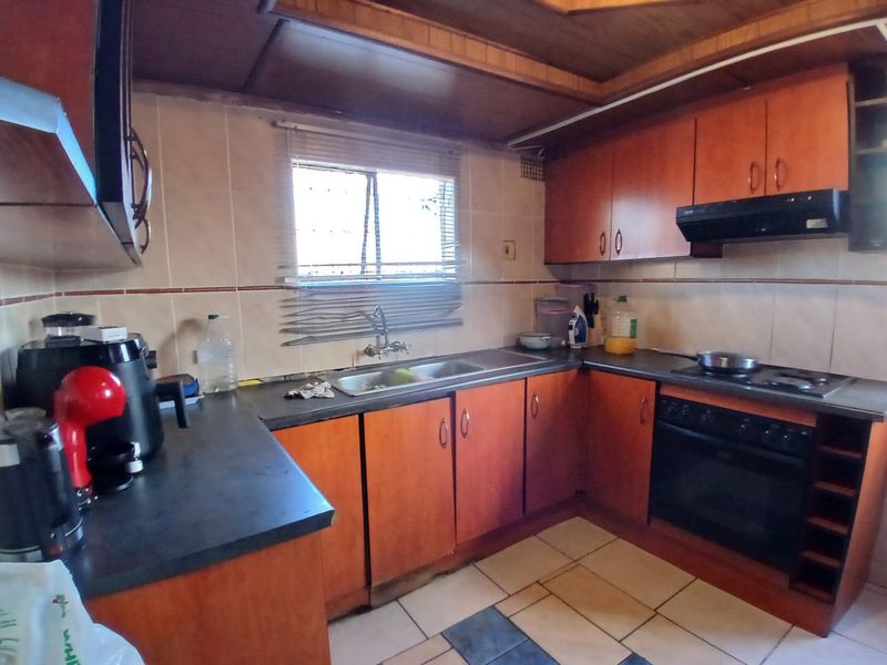 Family Home - Photo 4