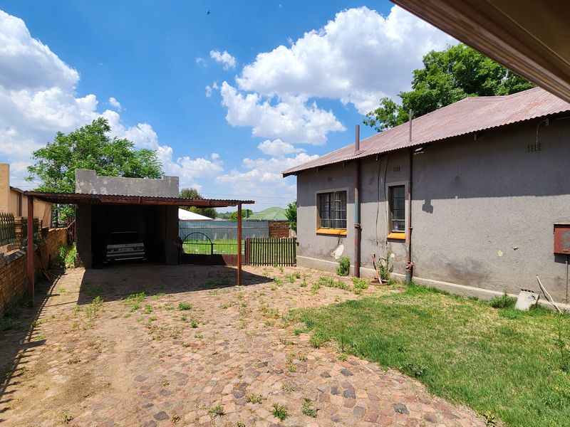 Charming Family Home - Photo 9