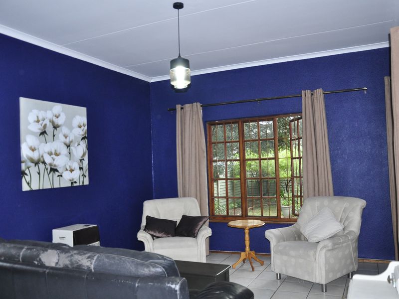 Cozy Full-Title Gem with Spacious Garden in the Heart of Halfway Gardens - Photo 4
