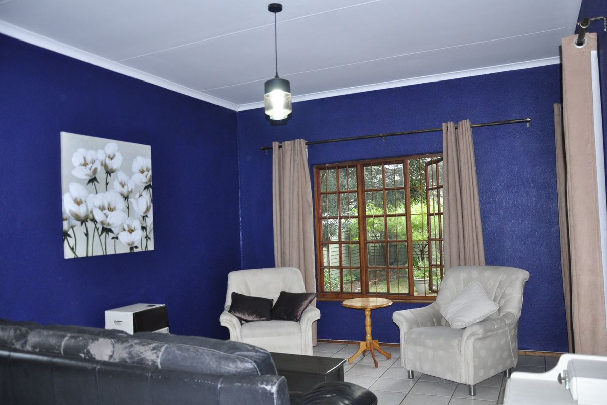 Cozy Full-Title Gem with Spacious Garden in the Heart of Halfway Gardens - Photo 4