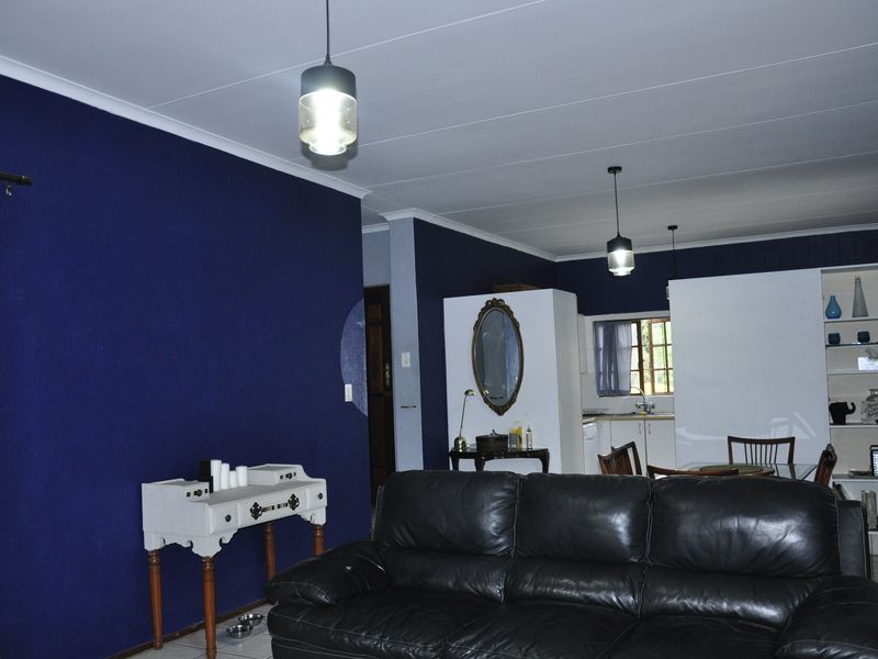 Cozy Full-Title Gem with Spacious Garden in the Heart of Halfway Gardens - Photo 5