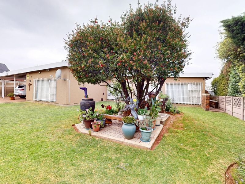 Spacious 4-Bedroom Family Home with Flatlet and  Excellent Security in Parkrand - Photo 2