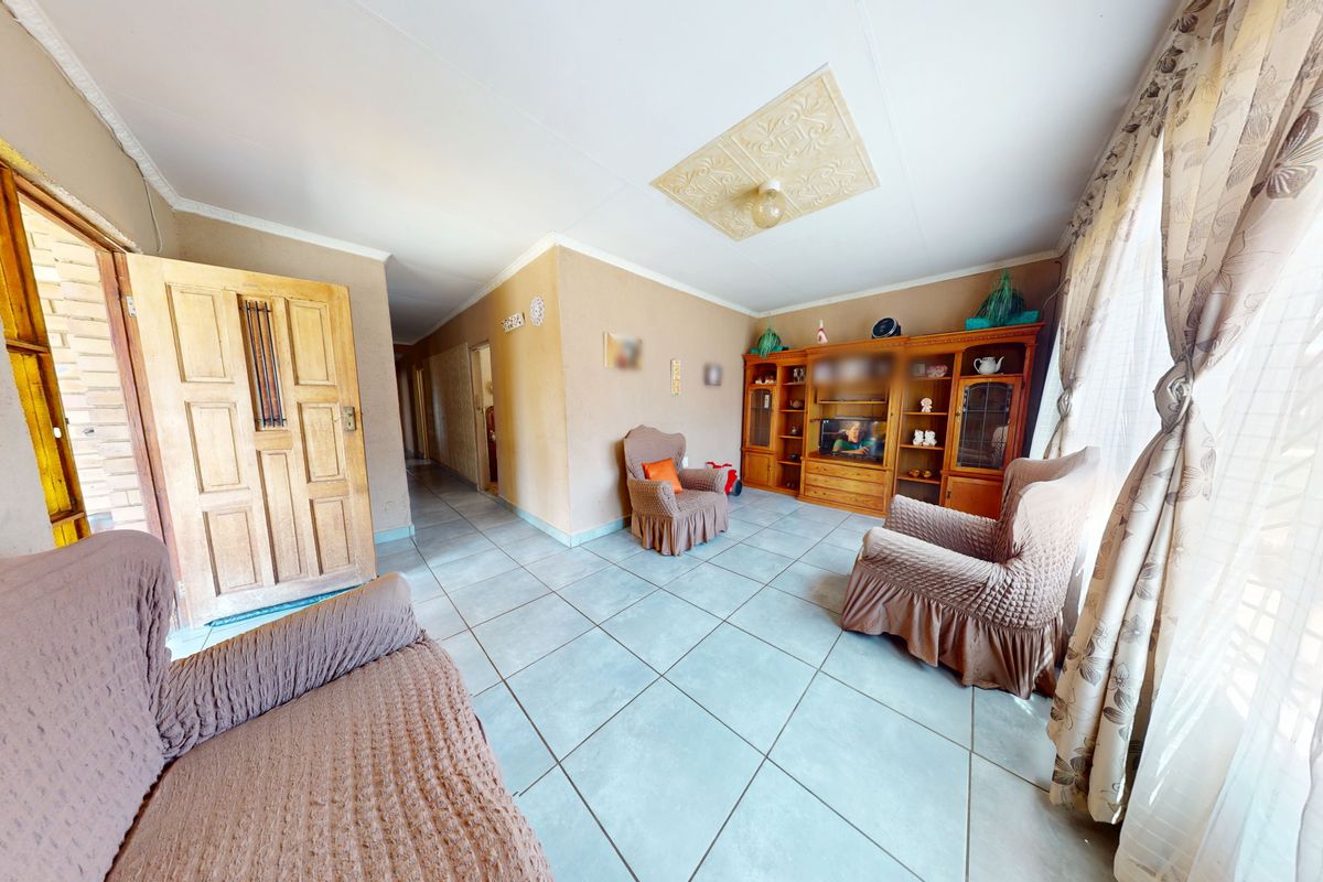 4-Bedroom, 2-Bathroom Family Home in Promosa - Photo 2