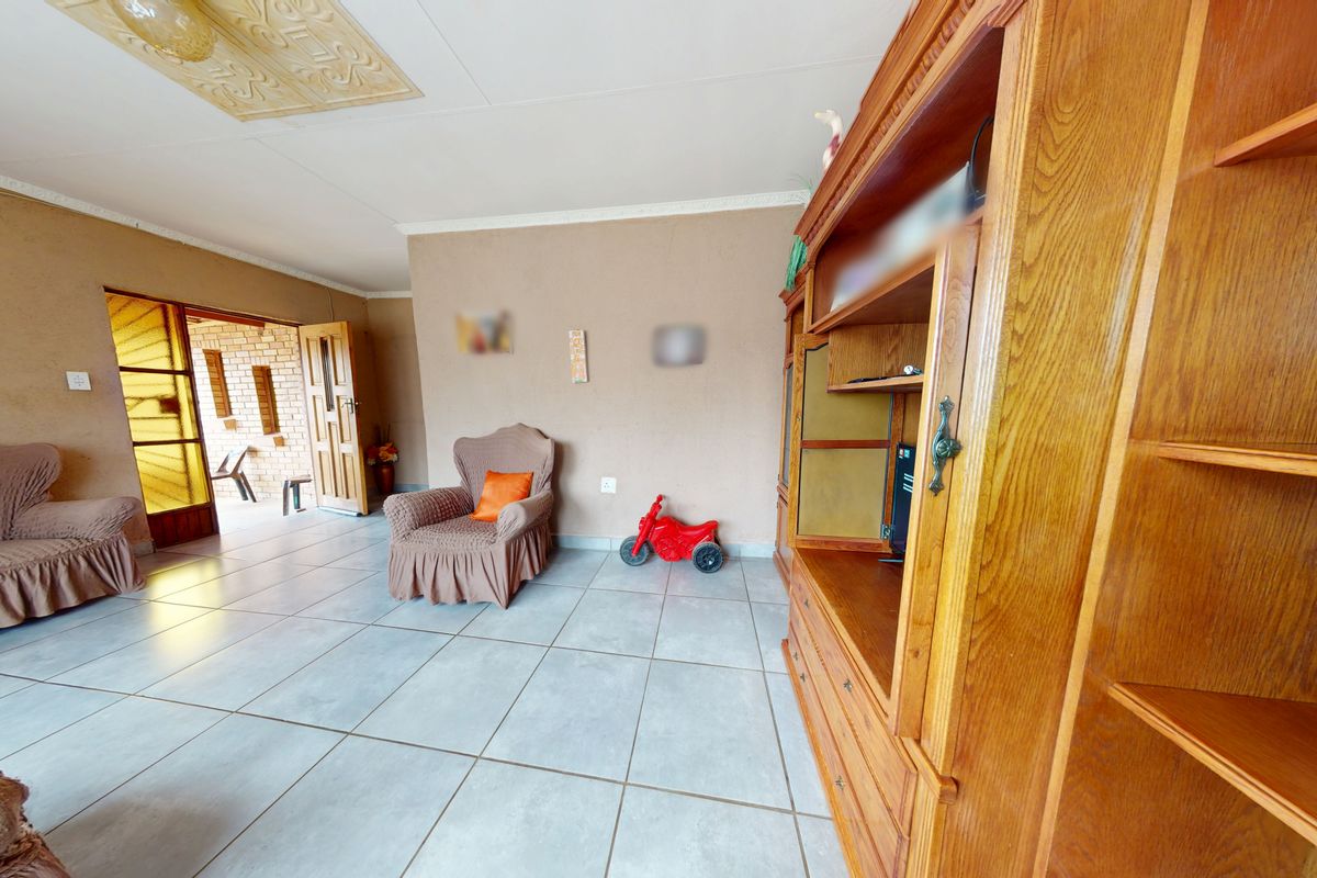 4-Bedroom, 2-Bathroom Family Home in Promosa - Photo 4