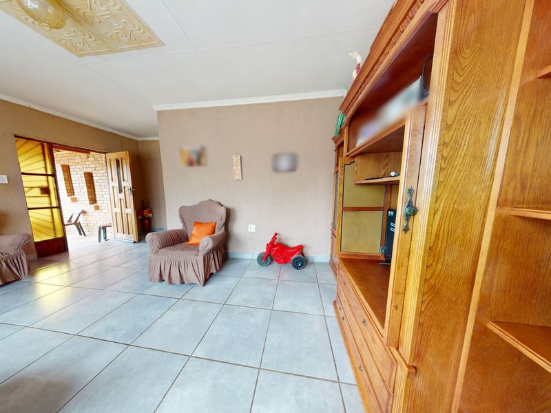 4-Bedroom, 2-Bathroom Family Home in Promosa - Photo 4