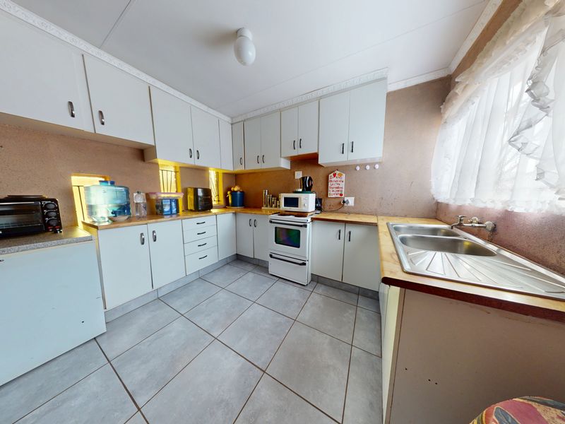 4-Bedroom, 2-Bathroom Family Home in Promosa - Photo 9