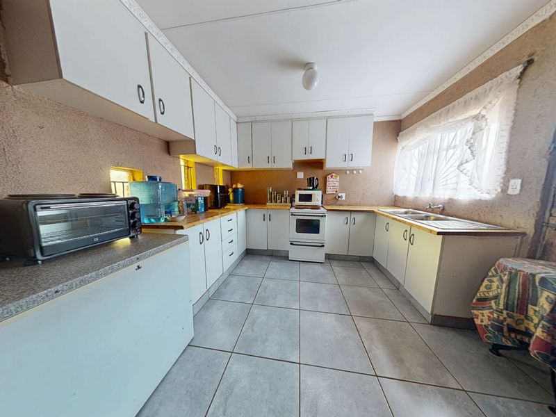 4-Bedroom, 2-Bathroom Family Home in Promosa - Photo 8