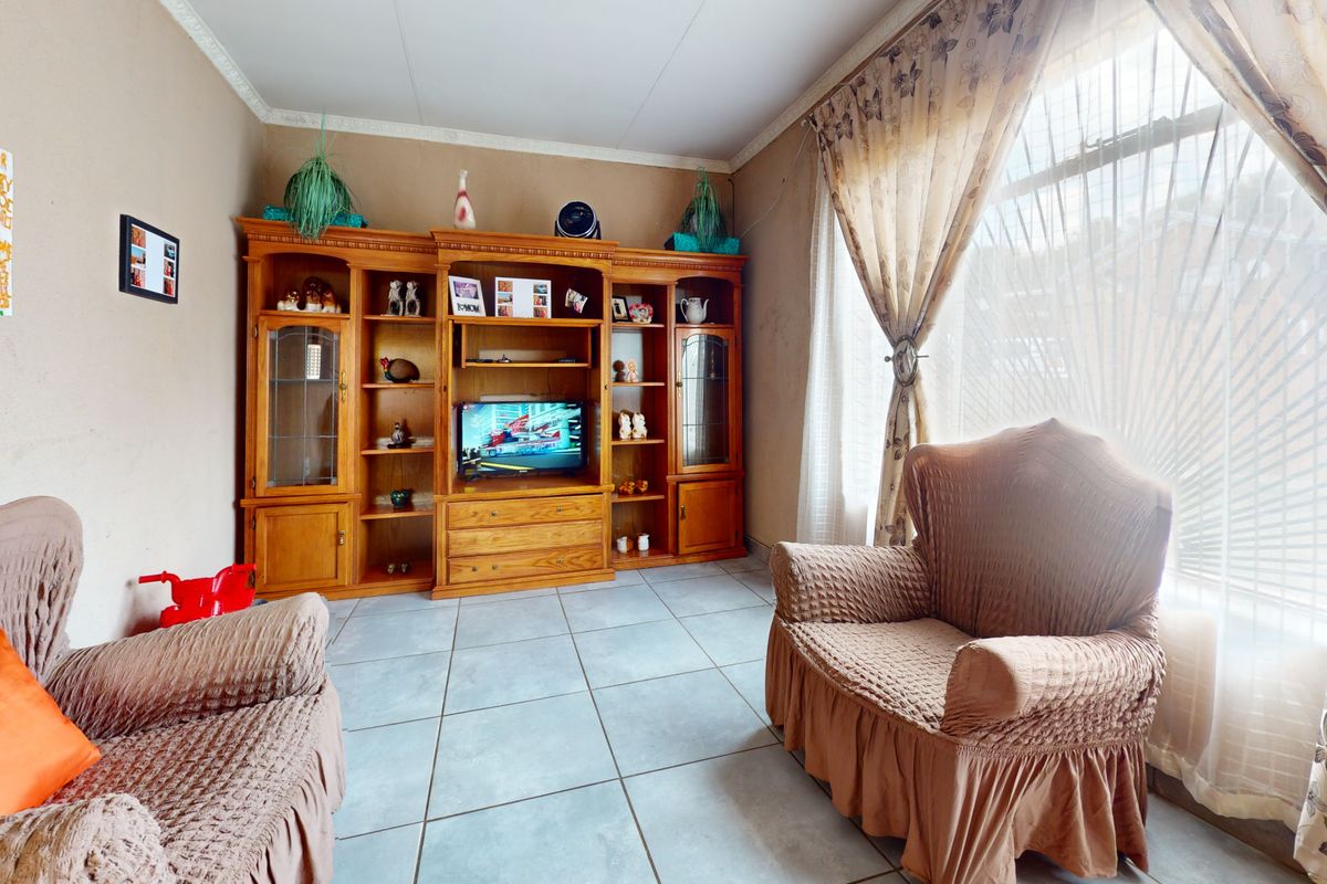 4-Bedroom, 2-Bathroom Family Home in Promosa - Photo 3