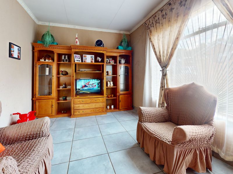 4-Bedroom, 2-Bathroom Family Home in Promosa - Photo 3