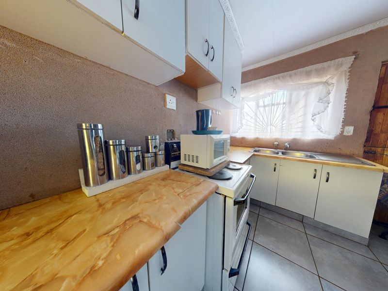 4-Bedroom, 2-Bathroom Family Home in Promosa - Photo 7