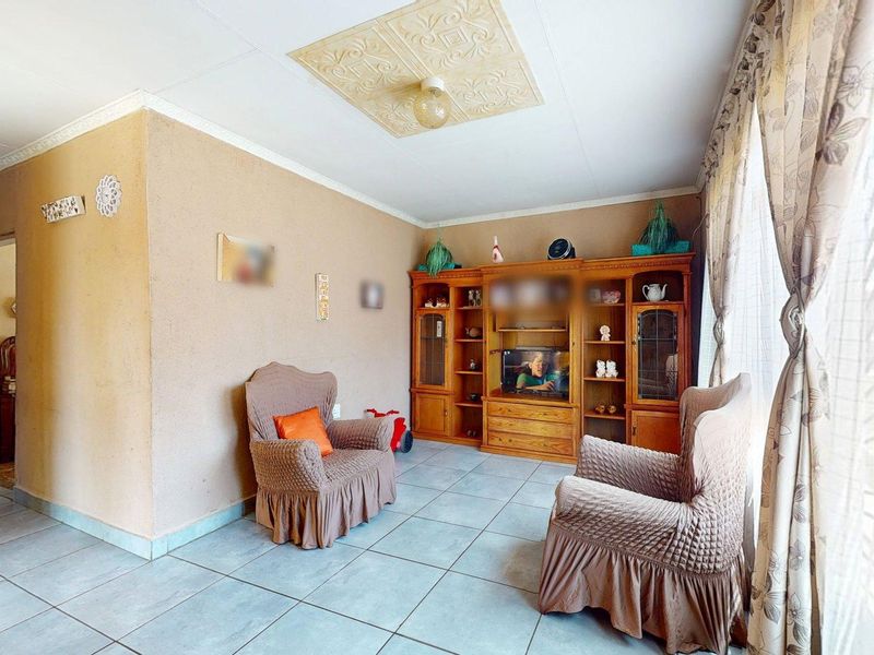 4-Bedroom, 2-Bathroom Family Home in Promosa - Photo 2