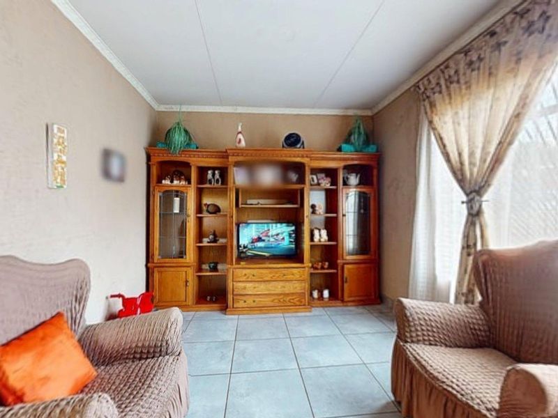4-Bedroom, 2-Bathroom Family Home in Promosa - Photo 4