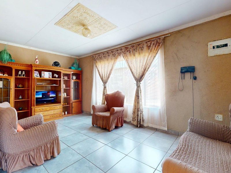 4-Bedroom, 2-Bathroom Family Home in Promosa - Photo 5