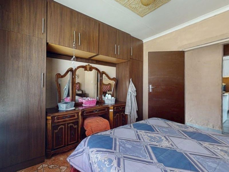 4-Bedroom, 2-Bathroom Family Home in Promosa - Photo 10