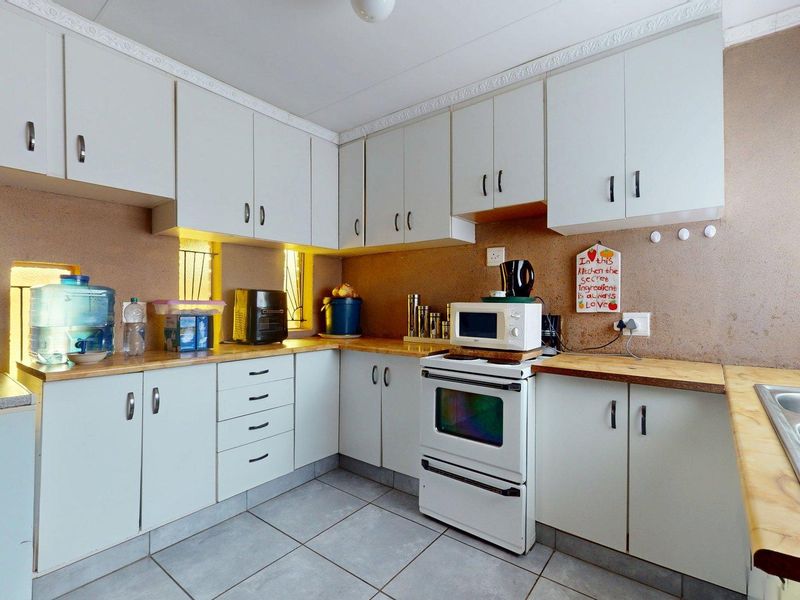4-Bedroom, 2-Bathroom Family Home in Promosa - Photo 8