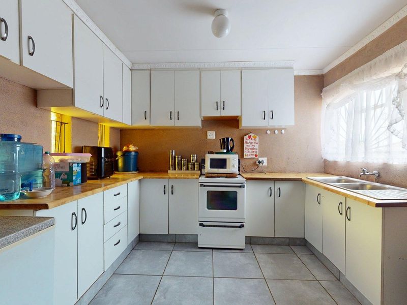 4-Bedroom, 2-Bathroom Family Home in Promosa - Photo 6