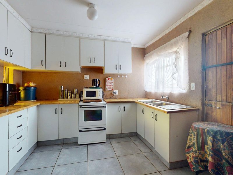4-Bedroom, 2-Bathroom Family Home in Promosa - Photo 7