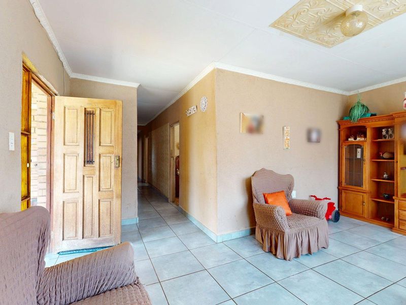 4-Bedroom, 2-Bathroom Family Home in Promosa - Photo 3