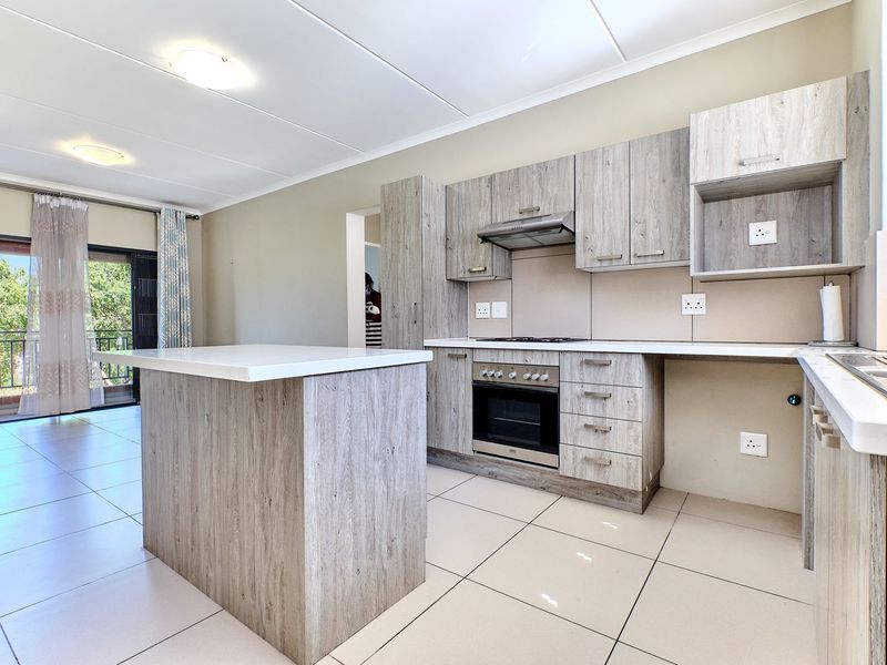 First-Floor 2-Bedroom Apartment - Midview Gardens - Photo 3